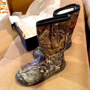 Brand new never worn Big Kids Bogs
